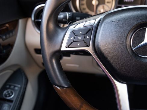 Used 2013 Mercedes-Benz SLK 250 image 17