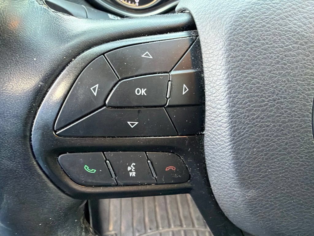 Used 2021 Jeep Cherokee Trailhawk w/ Comfort/Convenience Group AWD/4WD image 23