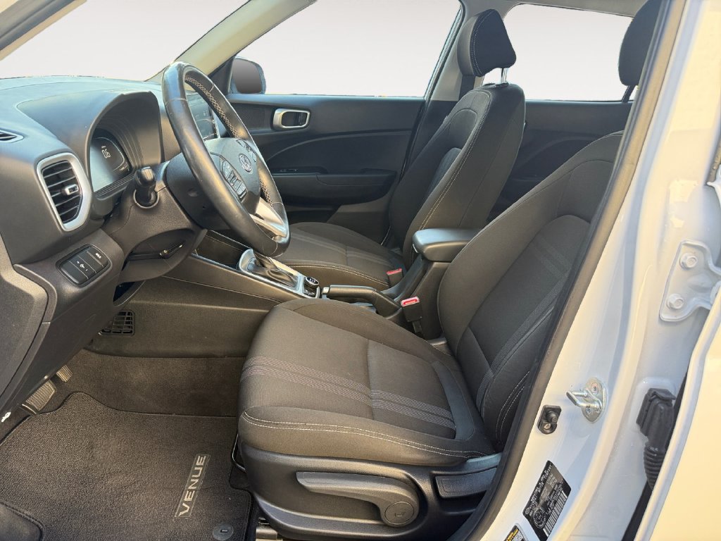 Used 2023 Hyundai Venue FWD image 11