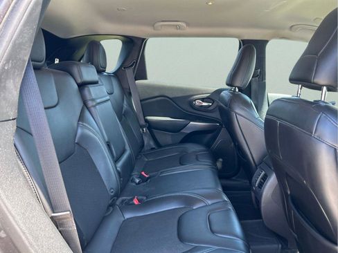 Certified 2019 Jeep Cherokee Latitude Plus FWD image 11