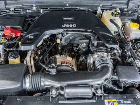 Used 2018 Jeep Wrangler Unlimited Sahara AWD/4WD image 26