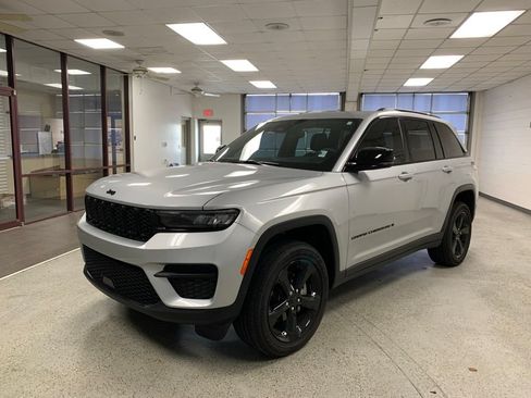 Certified 2024 Jeep Grand Cherokee Altitude AWD/4WD image 2