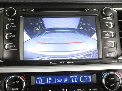 Used 2019 Toyota Highlander XLE AWD/4WD image 30