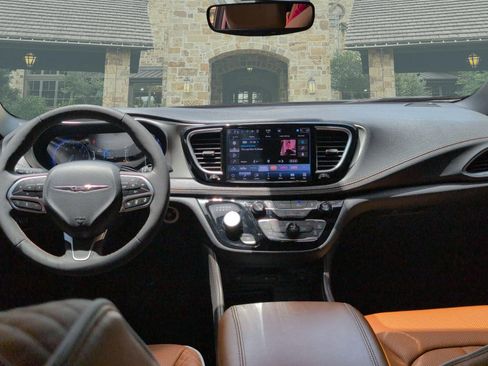 Used 2026 Chrysler Pacifica Pinnacle FWD image 17
