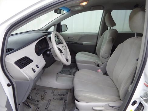 Used 2013 Toyota Sienna L image 16