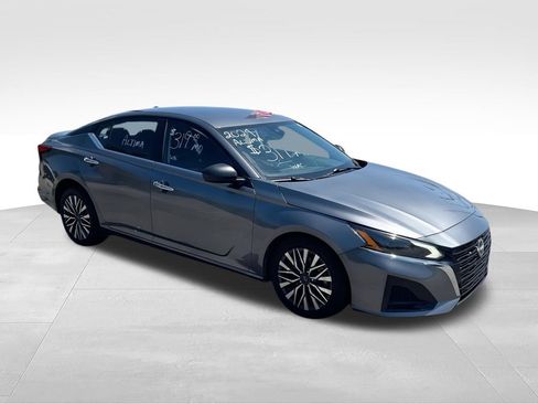 Used 2024 Nissan Altima 2.5 SV FWD image 2