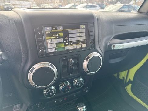 Used 2016 Jeep Wrangler Unlimited Rubicon w/ Connectivity Group image 18