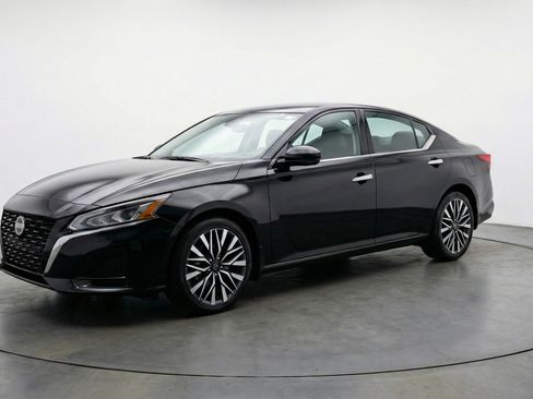 Used 2025 Nissan Altima 2.5 SV image 3