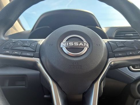 Used 2025 Nissan Versa SV FWD image 21