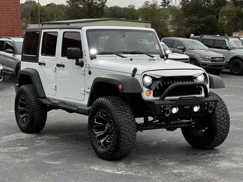 Used 2017 Jeep Wrangler Unlimited Sahara image 7