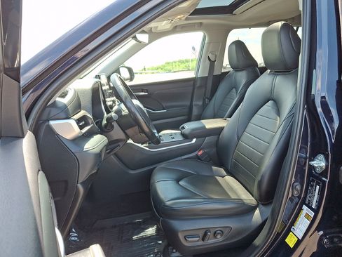 Used 2023 Toyota Highlander XLE FWD image 14