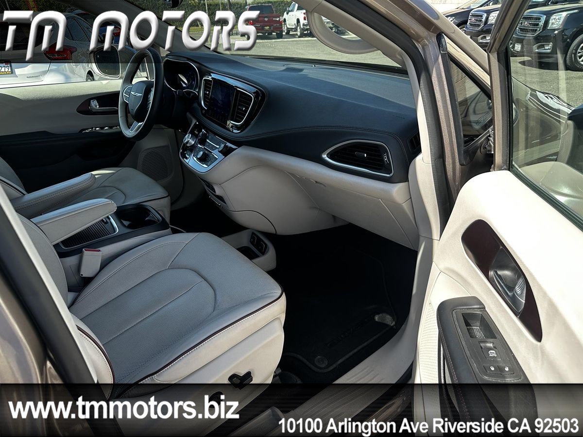 Used 2017 Chrysler Pacifica Limited w/ UConnect Theater Package FWD image 11