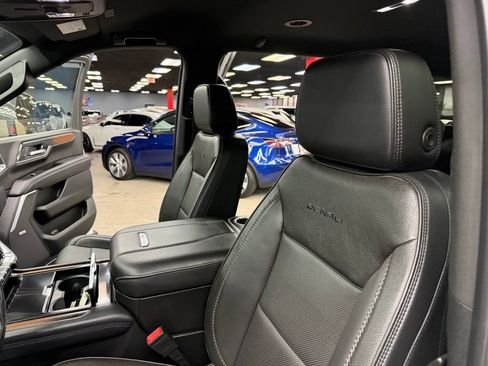 Used 2025 GMC Yukon Denali AWD/4WD image 34