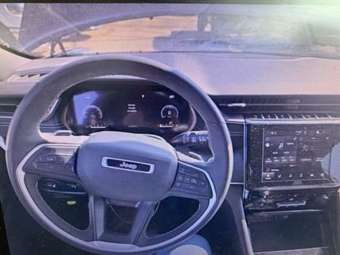 Used 2023 Jeep Grand Cherokee Altitude image 9