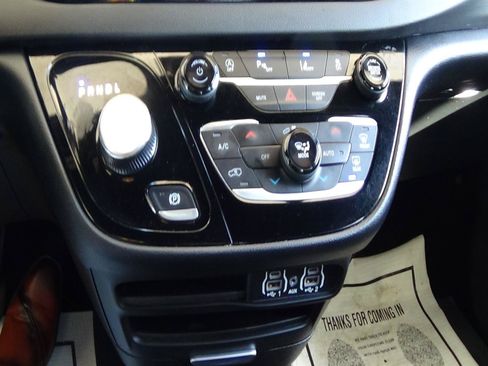 Certified 2025 Chrysler Pacifica Select FWD image 28