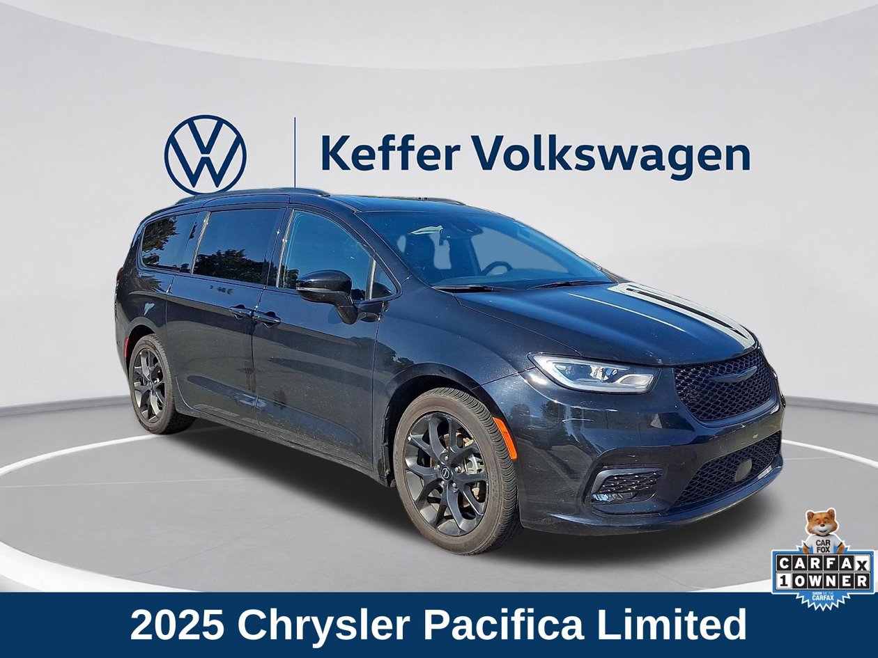Used 2025 Chrysler Pacifica Limited FWD image 1