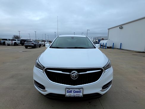 Used 2019 Buick Enclave Essence image 2