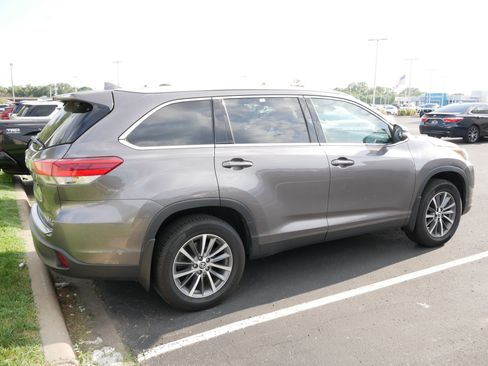 Used 2019 Toyota Highlander XLE AWD/4WD image 2