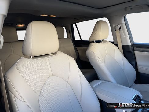 Used 2024 Toyota Highlander Limited FWD image 14