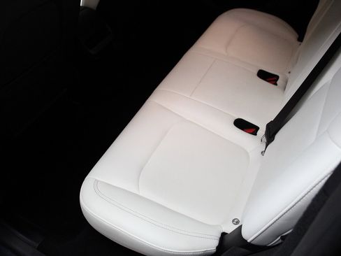 Used 2024 Tesla Model Y Long Range AWD/4WD image 21