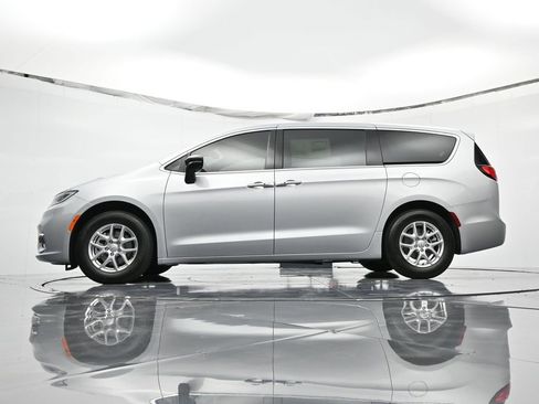 New 2026 Chrysler Pacifica Select image 26