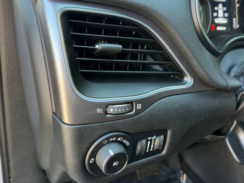 Used 2019 Jeep Cherokee Latitude Plus w/ Cold Weather Group AWD/4WD image 20