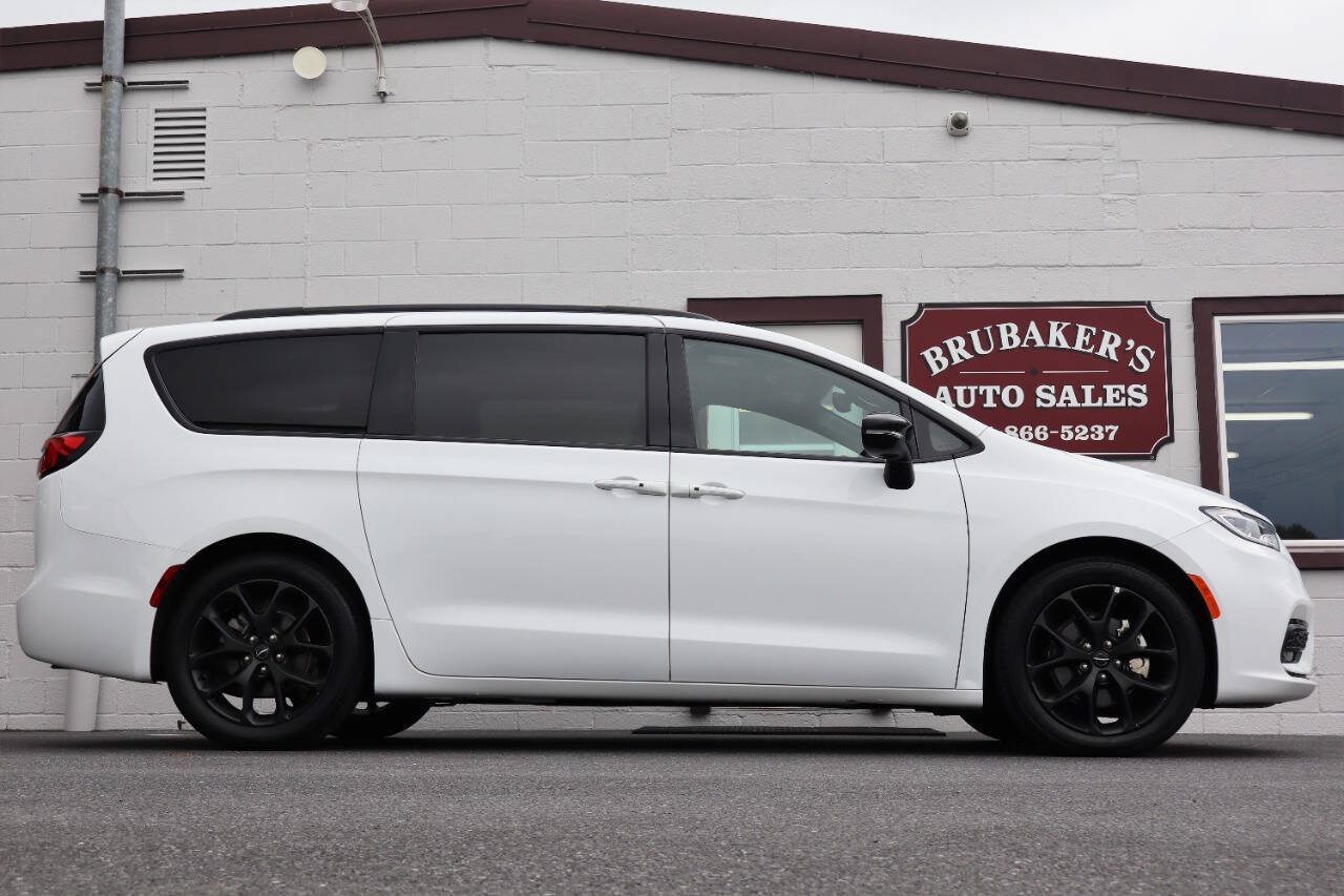 Used 2025 Chrysler Pacifica Limited FWD image 1