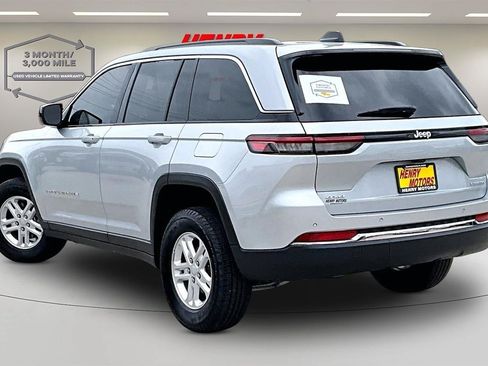 Used 2024 Jeep Grand Cherokee Laredo AWD/4WD image 4