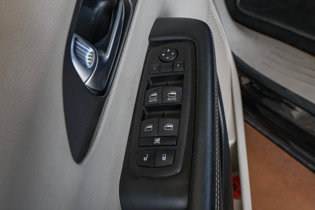 Used 2023 Chrysler Pacifica Touring-L FWD image 27