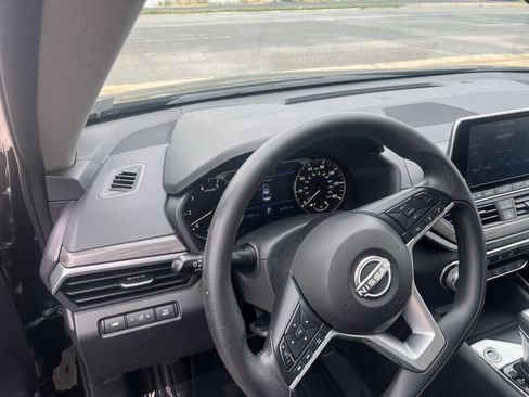 Used 2025 Nissan Altima 2.5 SV FWD image 34