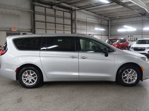 Used 2024 Chrysler Pacifica Touring-L FWD image 8