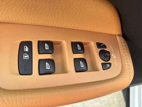 Used 2019 Volvo XC60 T5 Momentum w/ Premium Package image 12