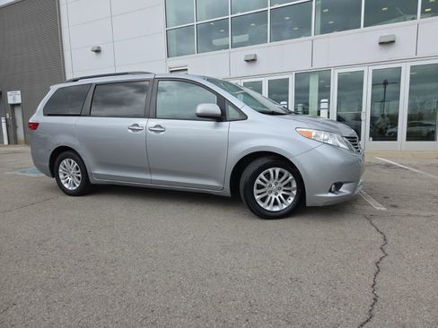 Used 2017 Toyota Sienna XLE image 2