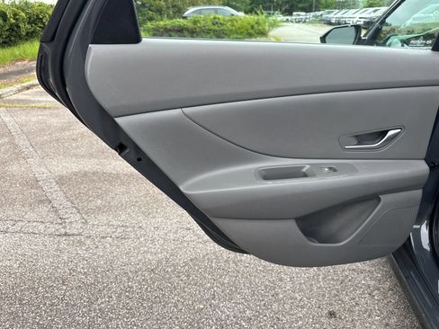 Used 2024 Hyundai Elantra SE FWD image 21