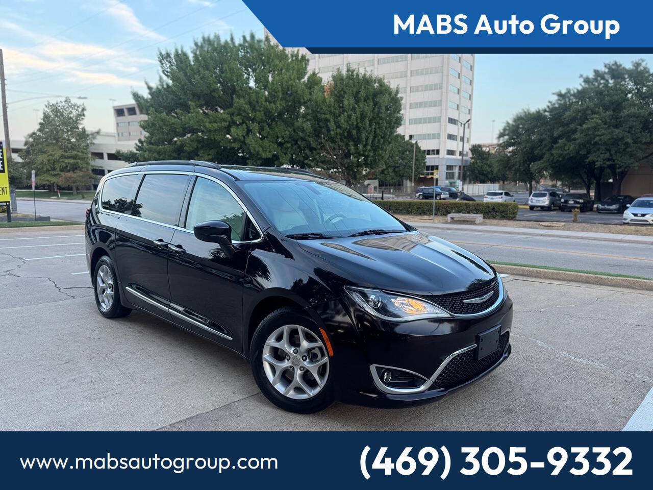 Used 2017 Chrysler Pacifica Touring-L w/ Tire & Wheel Group FWD image 1