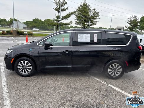 Used 2023 Chrysler Pacifica Touring-L FWD image 16