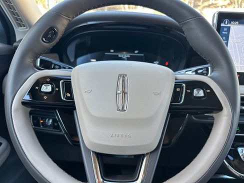 Used 2023 Lincoln Corsair Reserve image 27