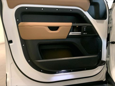 New 2026 Land Rover Defender 110 X-Dynamic SE image 10