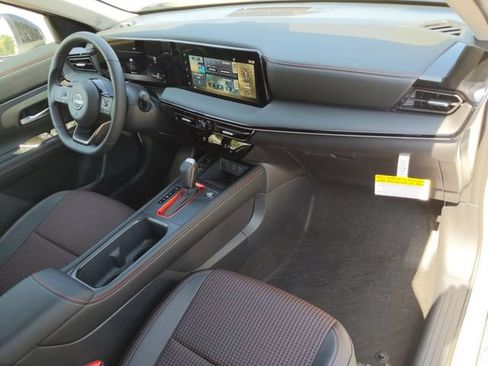 Certified 2025 Nissan Kicks SR FWD image 21