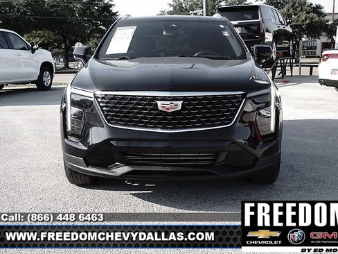 Used 2025 Cadillac XT4 Premium Luxury image 2