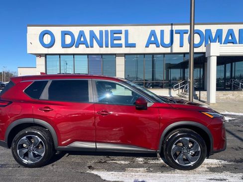 Used 2024 Nissan Rogue SV image 4