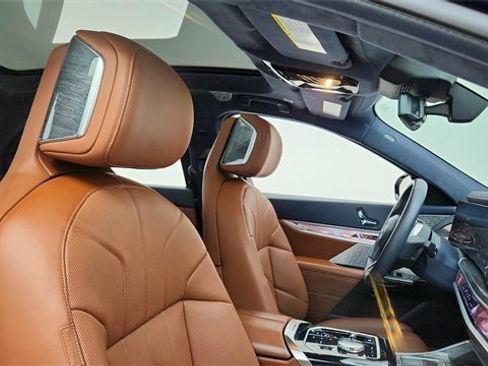 Used 2023 BMW i7 xDrive60 image 22