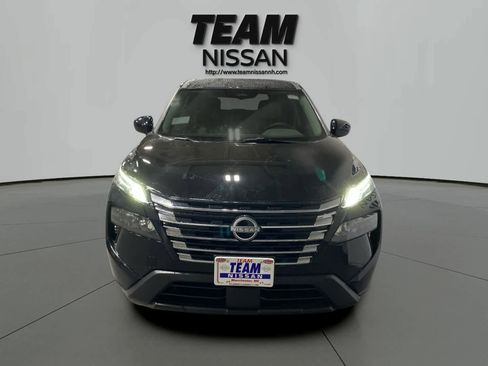 Used 2025 Nissan Rogue SV image 2