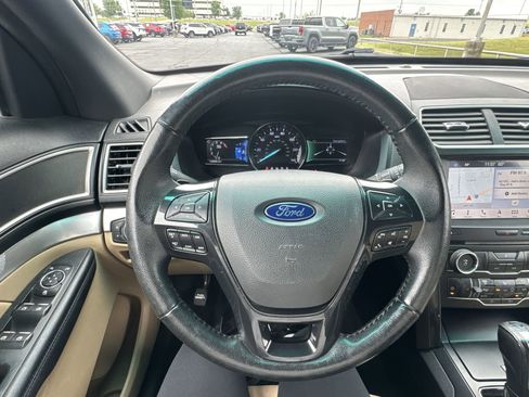 Used 2017 Ford Explorer XLT w/ Equipment Group 202A AWD/4WD image 14