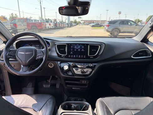 Used 2019 Chrysler Pacifica Touring-L FWD image 35