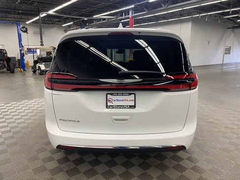 Used 2022 Chrysler Pacifica Touring-L image 8