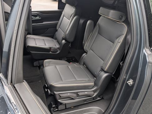 Used 2021 Chevrolet Suburban Premier w/ Premium Package 2 RWD image 18