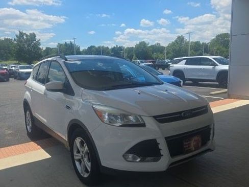 Used 2016 Ford Escape SE w/ Equipment Group 201A FWD image 2