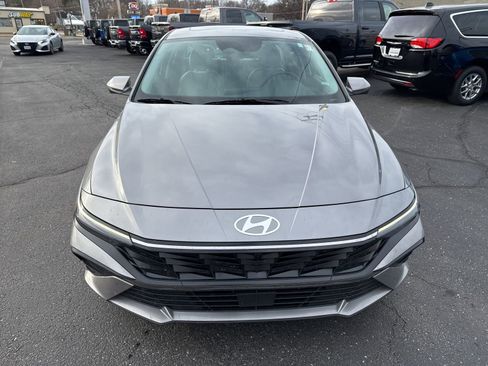 Used 2024 Hyundai Elantra Limited image 3