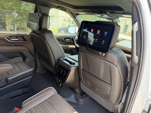 Used 2026 GMC Yukon Denali Ultimate w/ LPO, Floor Liner Package AWD/4WD image 4